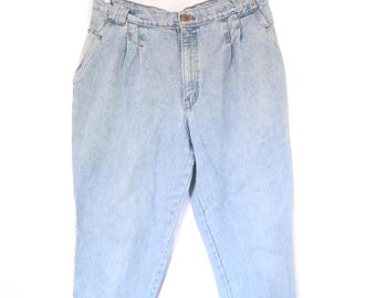 Vintage 90s Chic Light Blue Wash Pleated High Waisted Mom Jeans Tapered Straight Leg M/L