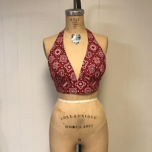 Retro jaren 70 haltertop: rode bandanaprint, handgemaakte gestrikte achterkant - S/M