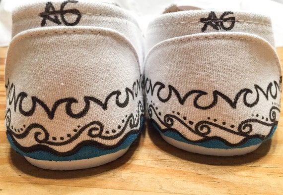Delfines y Henna estilo. Pintadas a mano, mocasines hechos a mano, zapatos de mujer, furgonetas, diseñador, zentangle, patrón, océano, naturaleza, Delfines y Henna estilo. Pintadas a mano, mocasines hechos a mano, zapatos de mujer, furgonetas, diseñador, zentangle, patrón, océano, naturaleza,