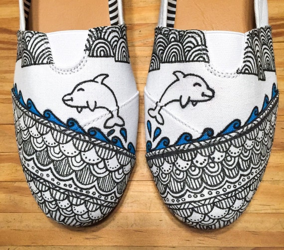 Delfines y Henna estilo. Pintadas a mano, mocasines hechos a mano, zapatos de mujer, furgonetas, diseñador, zentangle, patrón, océano, naturaleza, Delfines y Henna estilo. Pintadas a mano, mocasines hechos a mano, zapatos de mujer, furgonetas, diseñador, zentangle, patrón, océano, naturaleza,