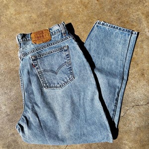 35x28 VINTAGE 90&#39;s Levi&#39;s 522 // Mom Jeans // High Waisted // Tapered Fit // Tapered Leg // Light/Med Wash