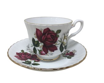 Royal Stafford Bone China Teetassen- und Untertassen-Set mit Goldrand und jeweils aufgedruckten Rosen