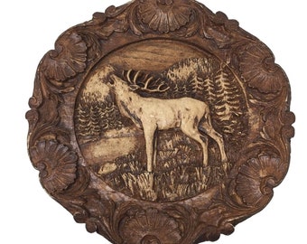 Geschnitzte Wandkunst von Hirsch in der Wildnis - Verschnörkelte Kanten und große Details - Natur Sammlerstück