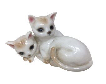 Pequeña figura vintage 2 gatos blancos acurrucados- Número 3040 en la parte inferior