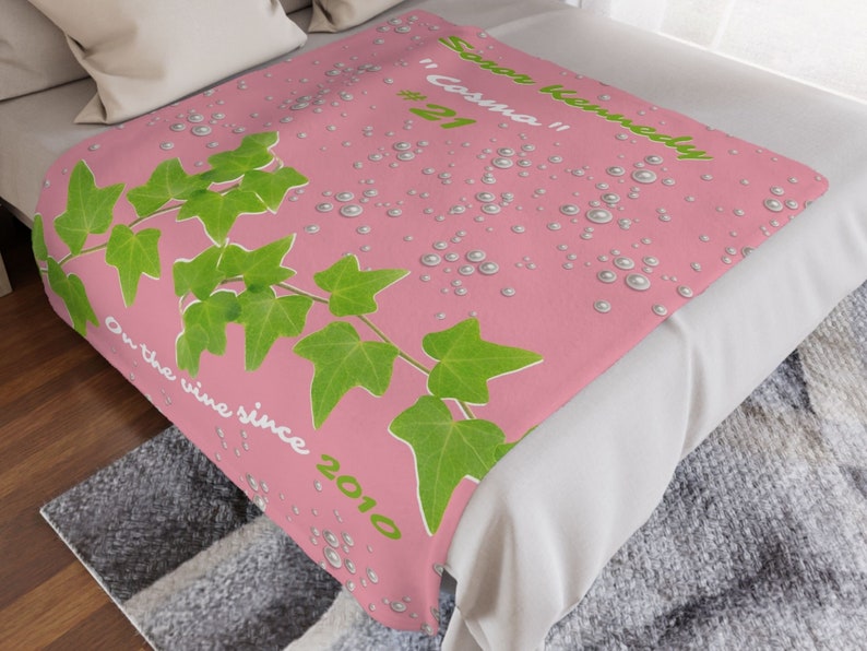 Benutzerdefinierte Sorority Pink Decke Personalisierter Geschenküberwurf Grünes Blatt Decor Bettwäsche Tagesdecke Utensilien Initiationsgeschenk Soror Andenken Bild 1