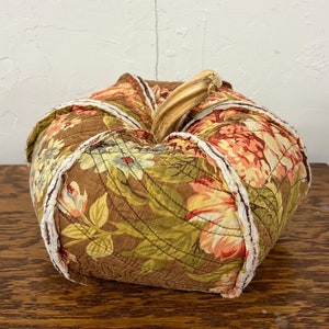 Gesteppter Kürbis-Halloween-Herbst-Dekor gemacht aus Vintage-Quilt 11 "Gefülltem Blumen Braun Blau Orange Kürbis Herbst Rustikalem Land