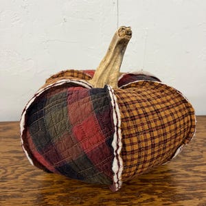 Gesteppter Kürbis-Halloween-Herbst-Dekor gemacht vom Weinlese-Quilt 11 "Gefülltes Rot Gelb Tan kariertes Herbst-rustikales Land