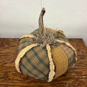 Gesteppter Kürbis-Halloween-Herbst-Dekor gemacht von der Weinlese-Quilt 9 ""Gefülltes Rot Gelb Tan kariertes Herbst-rustikales Land."