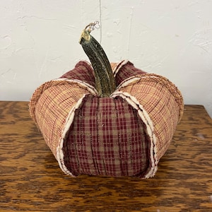 Gesteppter Kürbis-Halloween-Herbst-Dekor gemacht vom Vintage-Quilt 9 "Gefülltes Rot Beige Tan kariertes Herbst-rustikales Land