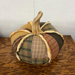 Gesteppter Kürbis-Halloween-Herbst-Dekor gemacht von der Weinlese-Quilt 9 ""Gefülltes Rot Gelb Tan kariertes Herbst-rustikales Land."