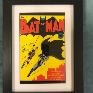 DC COMICS Oprawiona/Oprawiona pocztówka 6”x8” Sztuka autorstwa Boba Kane'a BATMAN #1 1940 Boy Wonder