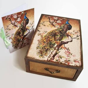 Cassetto e cartolina del pavone, regalo di pavone dell'amore, contenitore di monili di legno, deposito dei monili, decorazione del pavone