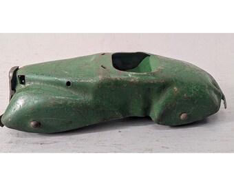 Coche de juguete Roadster vintage de acero prensado verde con ruedas de goma de 6 pulgadas, estilo mediados de siglo.