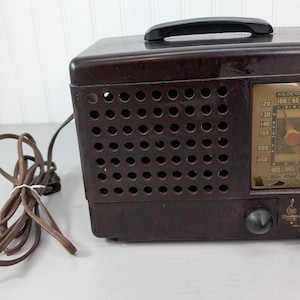 1946 Emerson Tube AM Radio Model 509 in brown, 455 kHz broadcast receiver, vintage collectible.