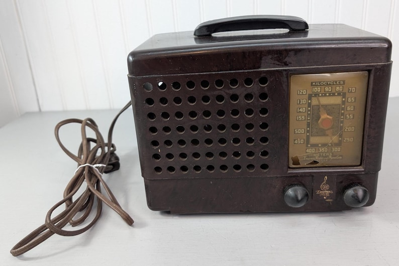 1946 Emerson Tube AM Radio Model 509 in brown, 455 kHz broadcast receiver, vintage collectible.