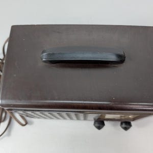 1946 Emerson Tube AM Radio Model 509 in brown, 455 kHz broadcast receiver, vintage collectible.