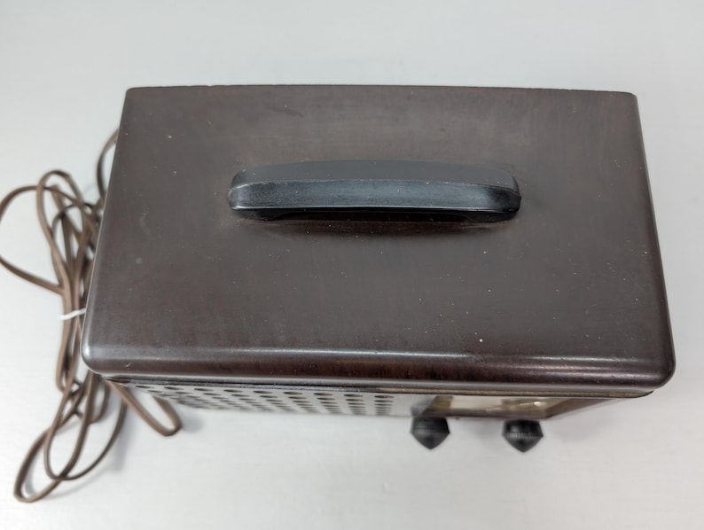 1946 Emerson Tube AM Radio Model 509 in brown, 455 kHz broadcast receiver, vintage collectible.