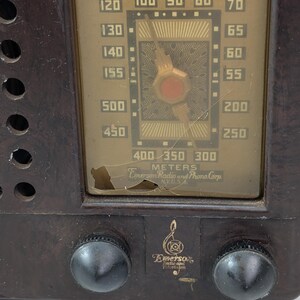 1946 Emerson Tube AM Radio Model 509 in brown, 455 kHz broadcast receiver, vintage collectible.