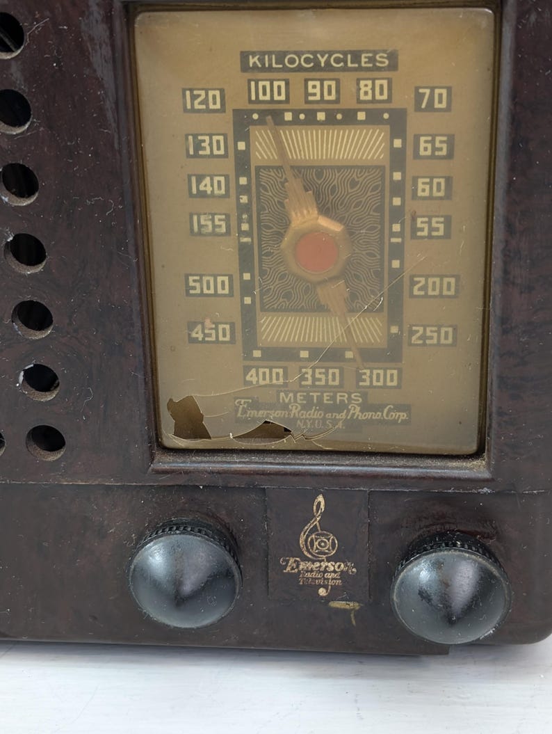 1946 Emerson Tube AM Radio Model 509 in brown, 455 kHz broadcast receiver, vintage collectible.