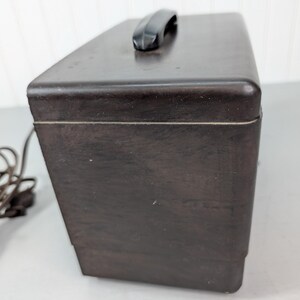 1946 Emerson Tube AM Radio Model 509 in brown, 455 kHz broadcast receiver, vintage collectible.
