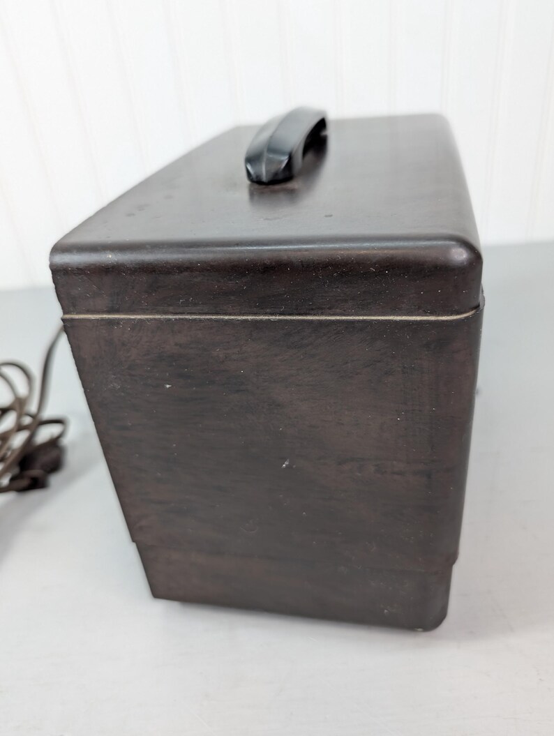 1946 Emerson Tube AM Radio Model 509 in brown, 455 kHz broadcast receiver, vintage collectible.