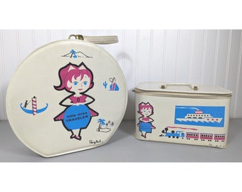 Deux trousses de toilette en vinyle pour fille MCM Little Miss Traveler