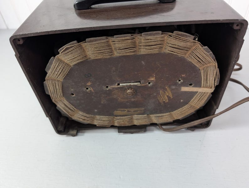 1946 Emerson Tube AM Radio Model 509 in brown, 455 kHz broadcast receiver, vintage collectible.