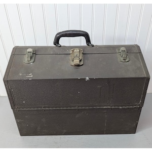 6 tray cantilever tackle box Utility 6756HS (19060-2) with Trays (35 Compartments) Tray Tackle Box is designed to help you stay organized and prepared when youre out on the water FISCHER 6 TRAY CANTILEVER TOOL