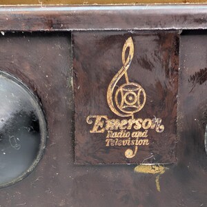 1946 Emerson Tube AM Radio Model 509 in brown, 455 kHz broadcast receiver, vintage collectible.