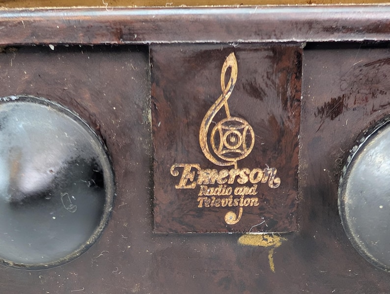 1946 Emerson Tube AM Radio Model 509 in brown, 455 kHz broadcast receiver, vintage collectible.
