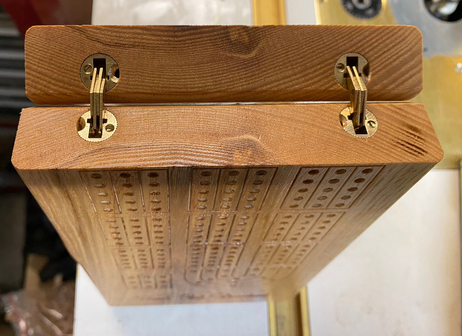 Planos digitales para tablero de cribbage plegable.
