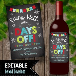 Puede incluir: Una etiqueta de regalo imprimible para una botella de vino. La etiqueta es negra con letras blancas de estilo tiza. Dice "Pairs well with Days Off!" y "Merry Christmas, Mrs. Jan! Love, The Clark Family".