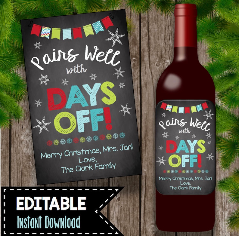 Puede incluir: Una etiqueta de regalo imprimible para una botella de vino. La etiqueta es negra con letras blancas de estilo tiza. Dice "Pairs well with Days Off!" y "Merry Christmas, Mrs. Jan! Love, The Clark Family".