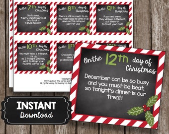 Puede incluir: Doce tarjetas imprimibles con un borde a rayas rojo y blanco. Cada tarjeta presenta un fondo de pizarra negra con texto blanco. El texto de cada tarjeta dice "En el [número] día de Navidad" e incluye una frase corta sobre el día. Las tarjetas están decoradas con ramitas de acebo verdes.