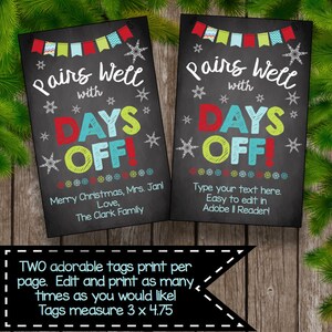Puede incluir: Dos etiquetas de regalo imprimibles con un fondo de pizarra negra que presenta pancartas coloridas, copos de nieve y el texto "Pairs Well with Days Off!" Una etiqueta tiene un mensaje personalizado, mientras que la otra tiene instrucciones para editar el texto. Las etiquetas miden 7,6 cm por 12,1 cm.