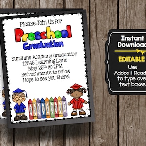 Op de afbeelding: Bewerkbare uitnodiging voor de afstuderen van de kleuterschool met een zwarte schoolbordachtergrond, kleurpotloden en twee kinderen die afstudeerhoeden en -jurken dragen. De tekst luidt "Please Join Us For Preschool Graduation Sunshine Academy Graduation 12345 Learning Lane May 25th @ 2PM Refreshments to follow Hope to see you there!" en "Instant Download Editable Use Adobe II Reader to type over text boxes."