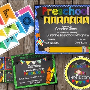 Puede incluir: Un conjunto de decoraciones imprimibles para una fiesta de graduación de preescolar. El conjunto incluye un diploma, una pancarta, invitaciones y una pegatina. El diploma es negro con un borde azul y presenta un lápiz amarillo y una estrella verde. La pancarta está hecha de banderines coloridos con las letras "Preschool" escritas en ellos. Las invitaciones son negras con un borde verde y presentan un crayón rojo. La pegatina es amarilla con un borde negro y presenta una niña con una gorra y una bata de graduación. El texto en la pegatina dice "Cuidado, jardín de infantes, ¡Aquí estoy!"
