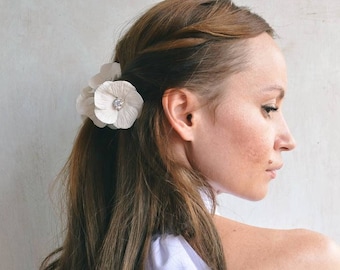 White poppy hair pin, white flower pin, wedding hair pin.