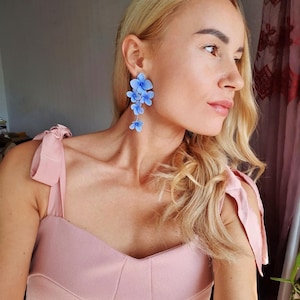 Pendientes artesanales de arcilla con flores azules, pendientes colgantes de hortensias azules, pendientes de hortensias azules hechos a mano