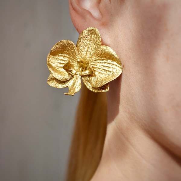 Golden Bloom Orchid Ohrringe, Orchideenschmuck, Metallimitat