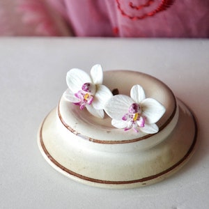 white flower studs, white orchid earrings