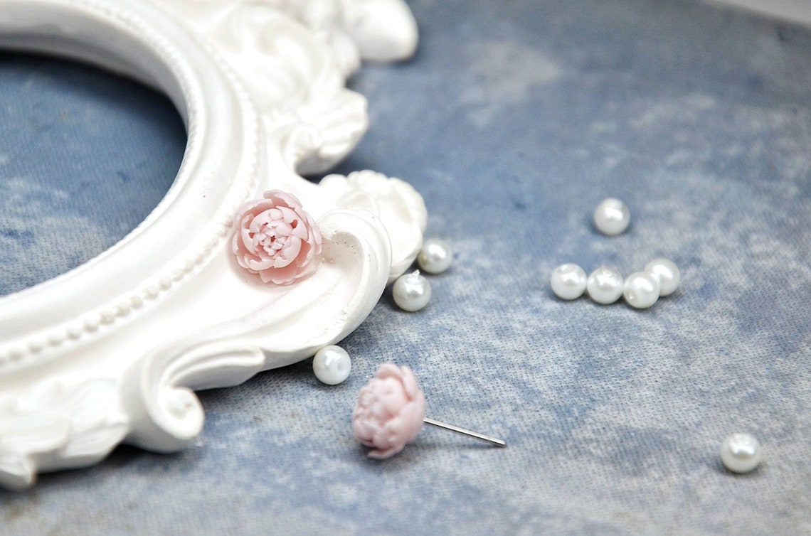 HONEY STUDS GLD IRIDESCENT PEONY PNK EARRINGS main image 0