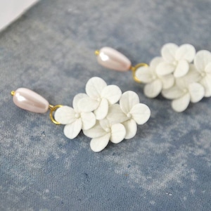 Witte hortensia-oorbellen met pastelroze parels - handgemaakte bloemensieraden