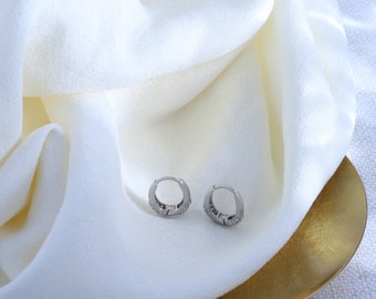 MTMY Orecchini Huggie A Cerchio Placcati Oro 14K Con Zirconia Cubica - Delicati, Minimal, Realizzati A Mano, Per Donna
