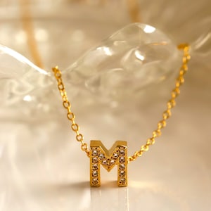 Collar personalizado con inicial pavé delicado, collar con letras de circonita cúbica dorada, regalo de joyería personalizado para la mejor amiga, mamá o esposa - CZInitial