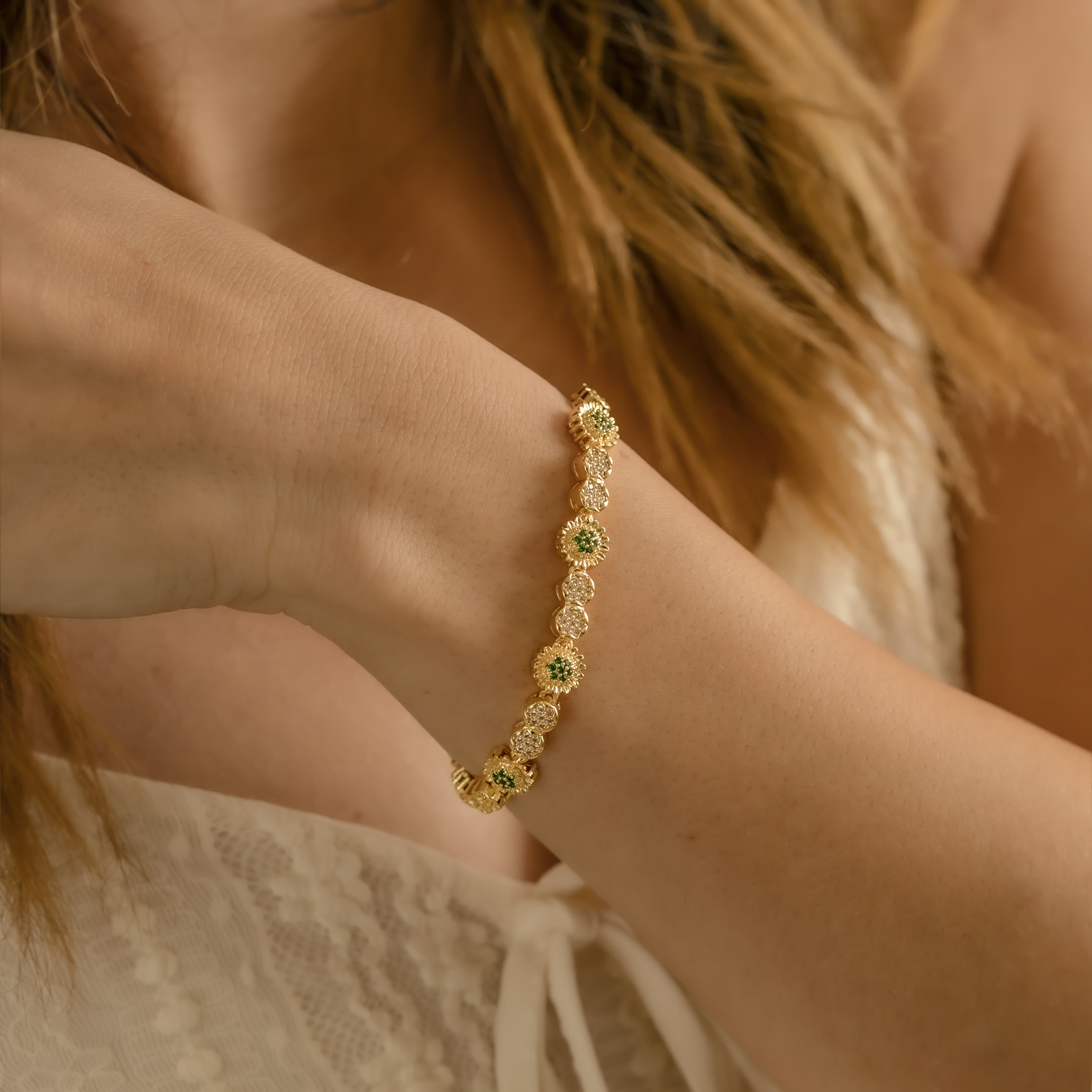 Bracciale con ciondolo a forma di girasole e perline in oro 14