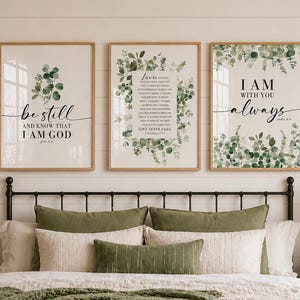 Może przedstawiać: Trzy oprawione wydruki ścienne z ilustracjami zielonych liści eukaliptusa i czarną typografią. Lewy wydruk zawiera napis be still AND KNOW THAT I AM GOD, środkowy blok tekstu, a prawy wydruk zawiera napis I AM WITH YOU always.