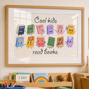 Peut inclure: Une affiche encadrée avec des livres de dessins animés avec des visages et des bras, au-dessus du texte "Cool kids read books." Les livres sont de différentes couleurs et représentent différents genres. L'affiche est dans un cadre en bois clair, accrochée à un mur blanc.