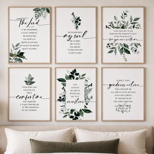 Könnte beinhalten: Sechs gerahmte Wandkunstdrucke mit botanischen Illustrationen und Schrifttext. Die Drucke zeigen Sätze wie "Der Herr" und "Meine Seele" mit grünen Blättern. Die Rahmen sind hellbraun und über einem Bett ausgestellt.
