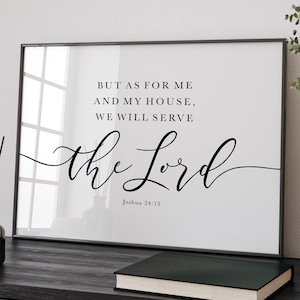 Puede incluir: Una impresión de arte de pared imprimible en blanco y negro con una cita de la Biblia, Josué 24:15, "Pero yo y mi casa serviremos al Señor." La cita está escrita en una fuente cursiva.